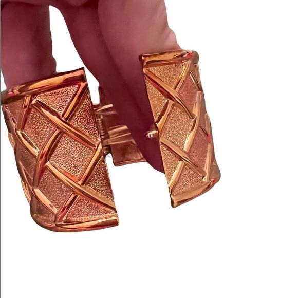 Stylish gold colored bracelet w/ spring closure - Picture 3 of 5